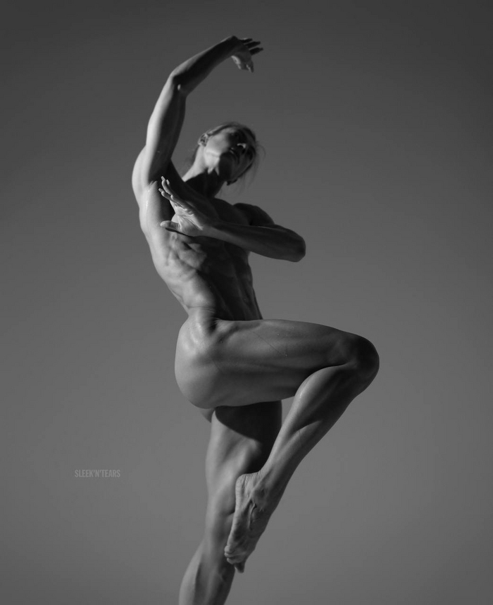 Sculpture - NSFW, Strong girl, Sports girls, Bodybuilders, Muscle, Press, The photo, Aesthetics, Black and white photo, Body-building, Girls, Longpost, Instagram (link), Julia Kekhter