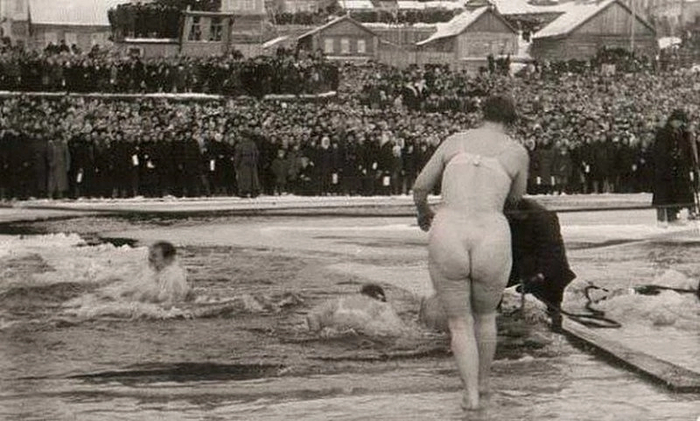 Epiphany bathing in Saratov. Believers dive into an ice-hole, 1949 - NSFW, the USSR, История России, Swimming in the ice hole, Epiphany bathing, Saratov, Cold, 40's