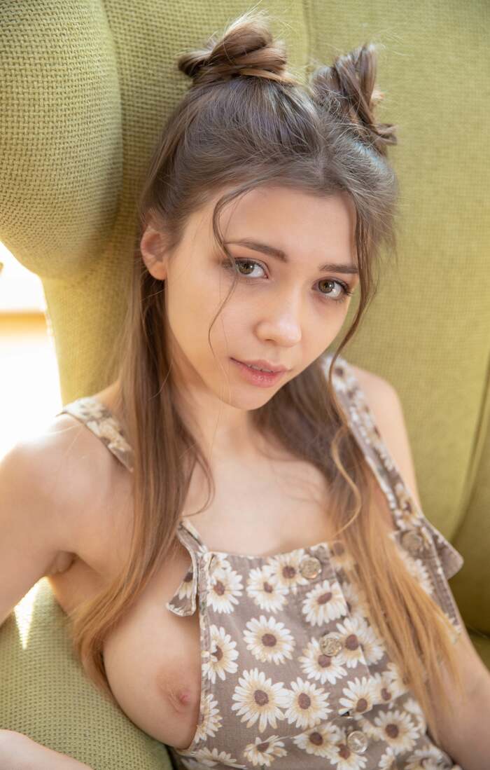 Daisies at the cutie...) - NSFW, Girls, Erotic, Boobs, Mila azul